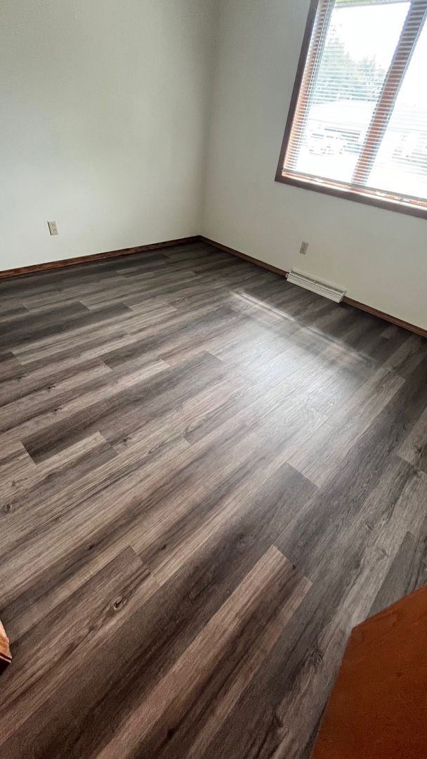 Building Photo - Welcome Home to this charming 2 bedroom, 1 bathroom apartment in Neenah, WI!