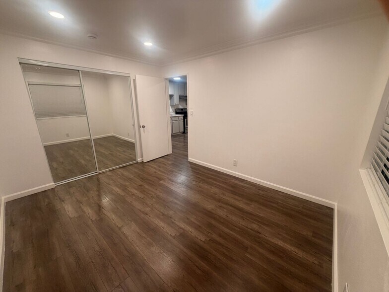 Building Photo - 827 S Wilton Pl