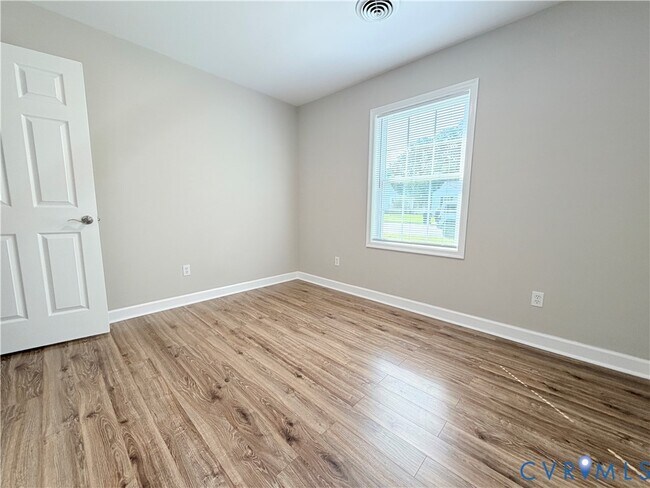 Building Photo - 526 Roslyn Ave