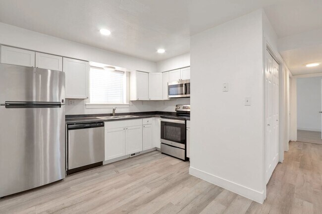 Building Photo - North Salt Lake 2 BD 1 BA - $500 Amazon Gift Card!! - $500.00 Security Deposit OAC -Brookside Lof...