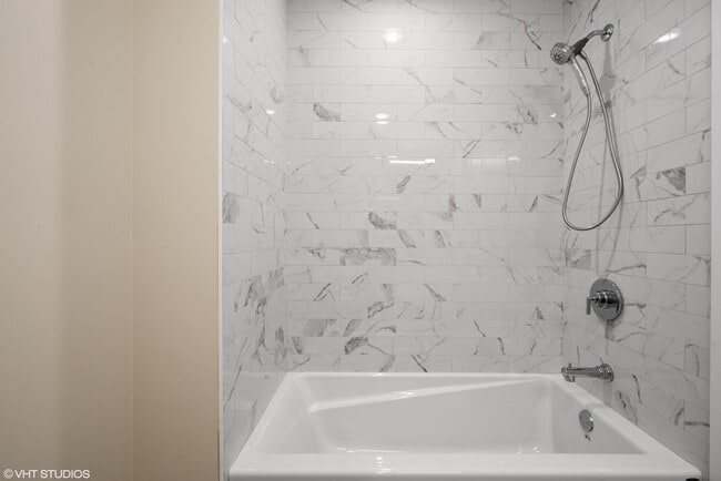Building Photo - Beautiful 3 Bed 2 Bath Duplex unit in Heart of Lincoln Square