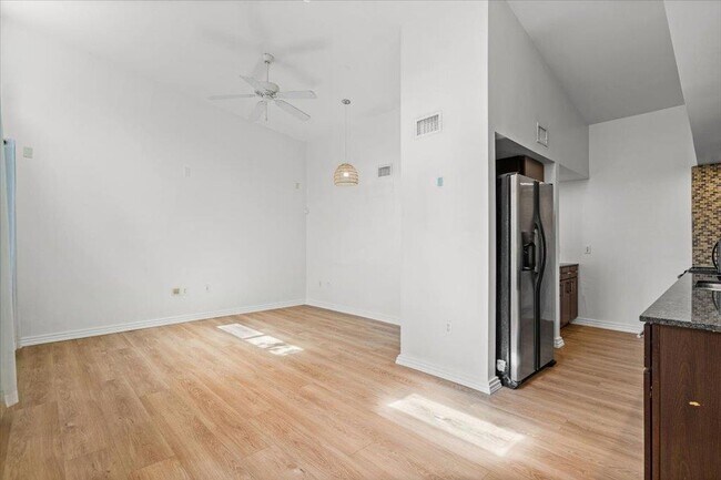 Building Photo - 2200 Dickson Dr