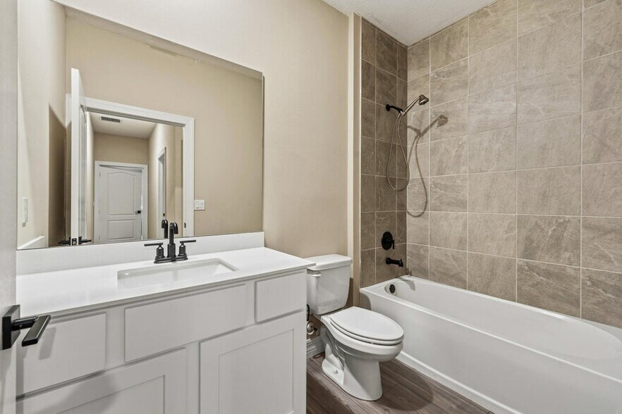 Building Photo - 1817 Party Pl