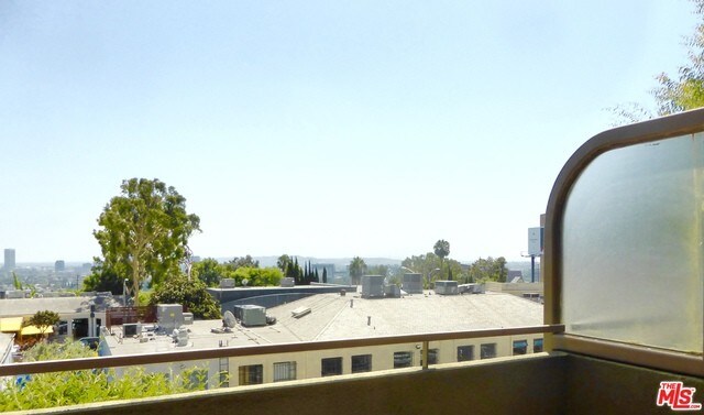 Building Photo - 1211 Sunset Plaza Dr