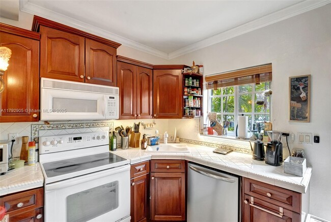Building Photo - 45 Antilla Ave