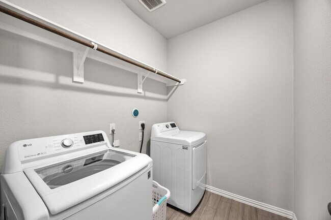 Building Photo - 8315 Divot Trce