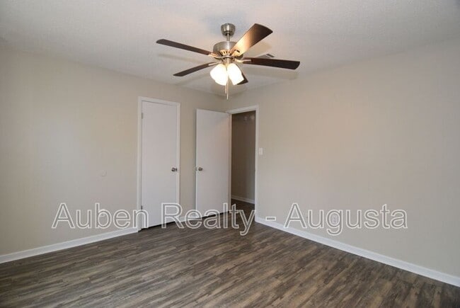 Building Photo - 2317 Hiwatha Dr