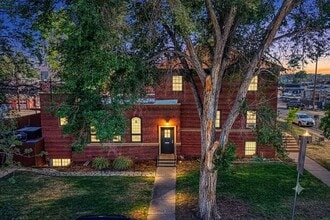 Building Photo - HUGE Spacious 3bd/2bth Full Top Floor Unit, In unit Laundry Available Now