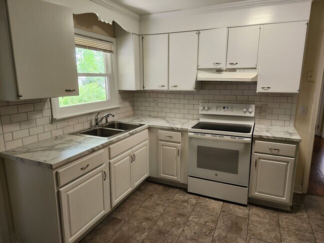 Building Photo - 2303 Druid Dr