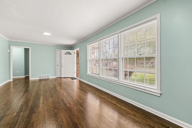 Building Photo - Renovated 4 Bedroom 1.5 Bath Home