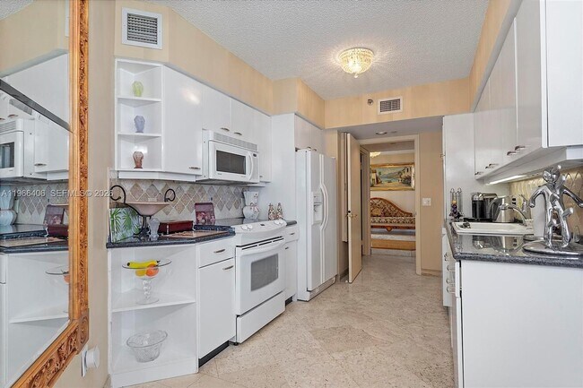 Building Photo - 16445 Collins Ave