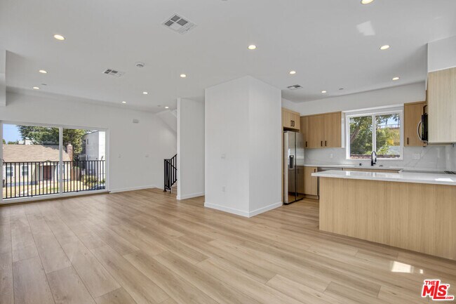 Building Photo - 10828 Hesby St