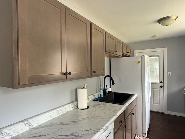 Building Photo - 501 N Dickson St