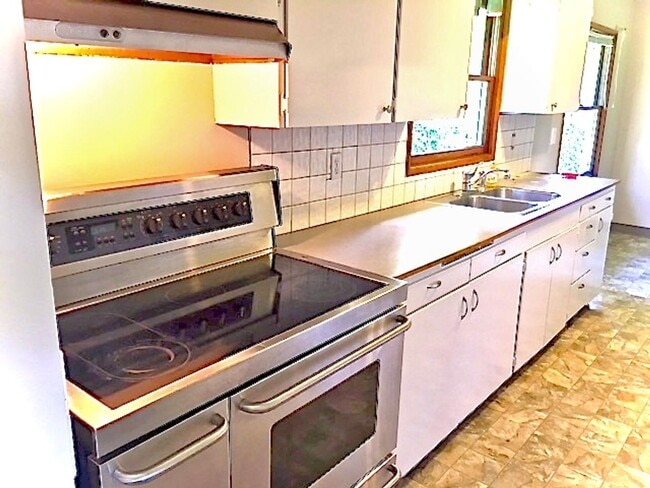 Building Photo - Wilkes Neighborhood Classic Ranch on Huge Lot with Nicely Finished Basement
