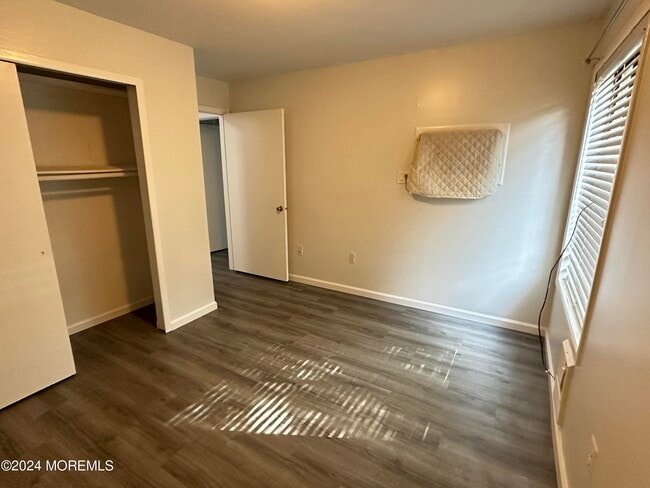 Building Photo - 120 Amberly Dr