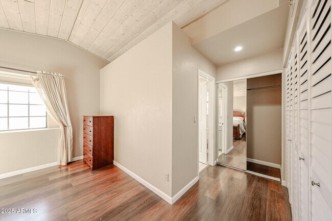 Building Photo - 5440 W Beryl Ave