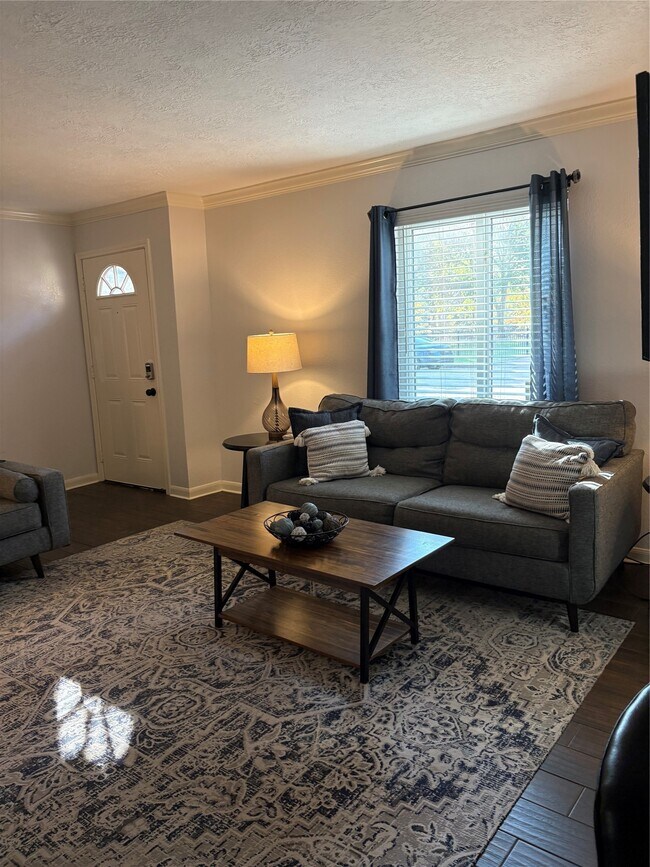 Building Photo - 732 Memorial Mews St