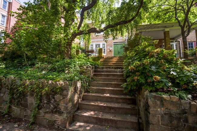 Building Photo - Sapcious Renovated Mt. Pleasant Home with ...