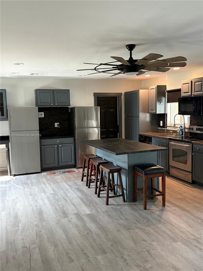 Building Photo - 2002 NE 43rd St