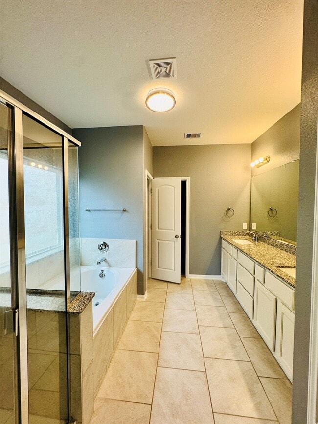 Building Photo - 13018 Laura Lake Dr