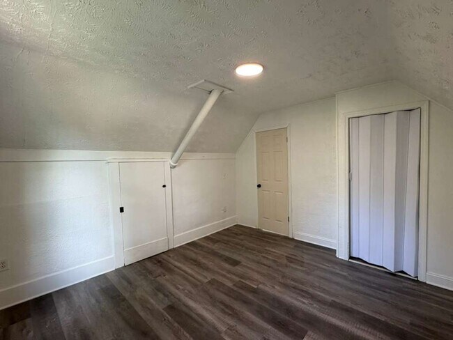 Building Photo - Comfortable & Convenient West Side Living