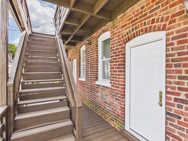 Building Photo - 204 Wellford St