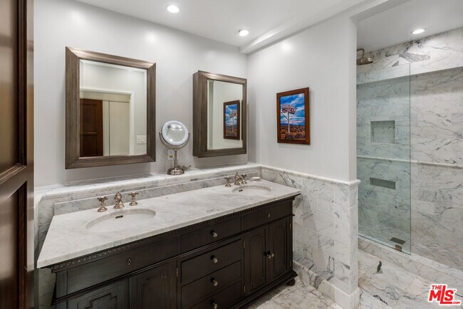 Building Photo - 1417 Queens Rd