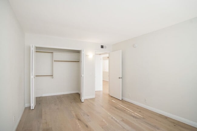 Building Photo - Newly renovated very bright 2 bed condo...