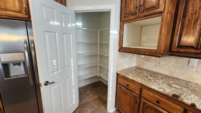 Building Photo - Gorgeous home on the Golf Course in a gated community.