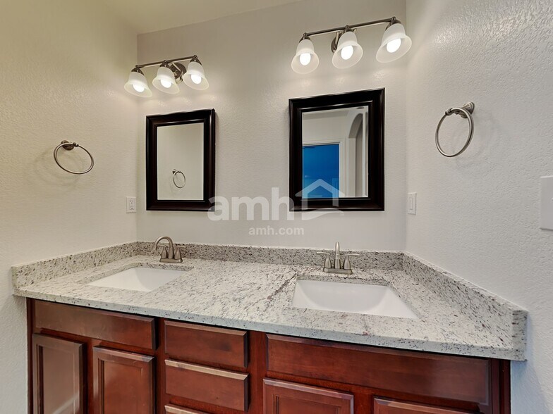 Building Photo - 2496 Sierra Springs Dr