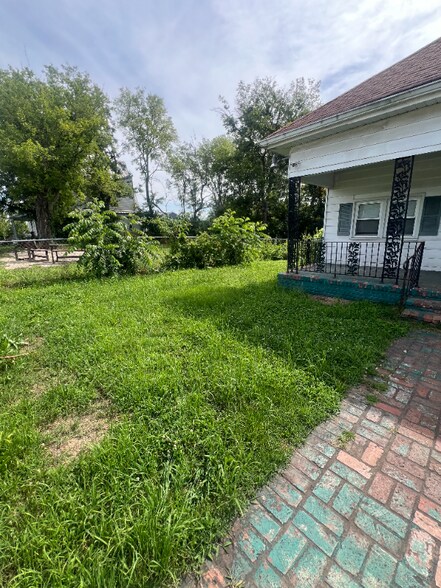 Building Photo - 751 22nd Ave N