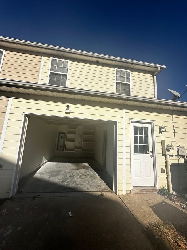 Building Photo - Spacious 3-bedroom, 2.5-bathroom End-unit townhome