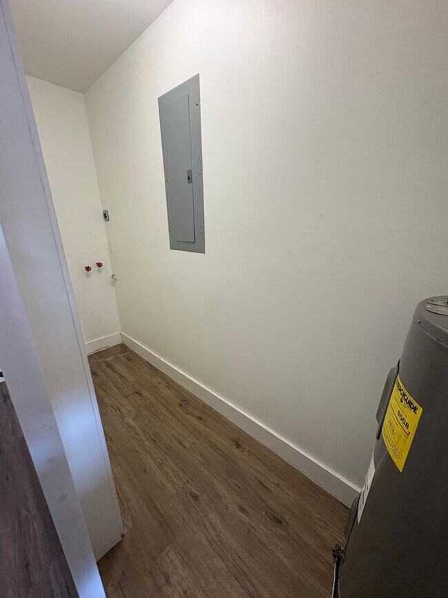 Building Photo - Special Pricing! Beautifully Updated 2-Bedroom Home in Prime Location!