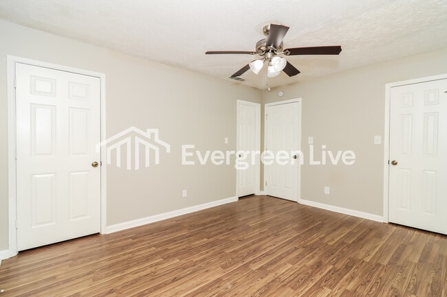 Building Photo - 4947 Farmstead Ct NE