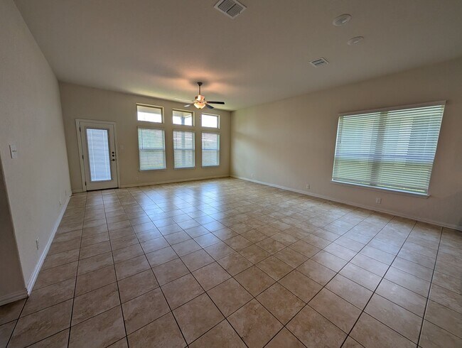 Building Photo - 4/2.5/2 with Large Game Room / Near Gruene...