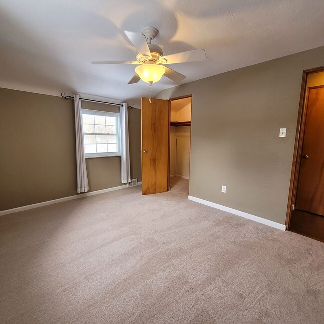 Building Photo - Upper St. Clair 4 Bedroom Home - In ground...