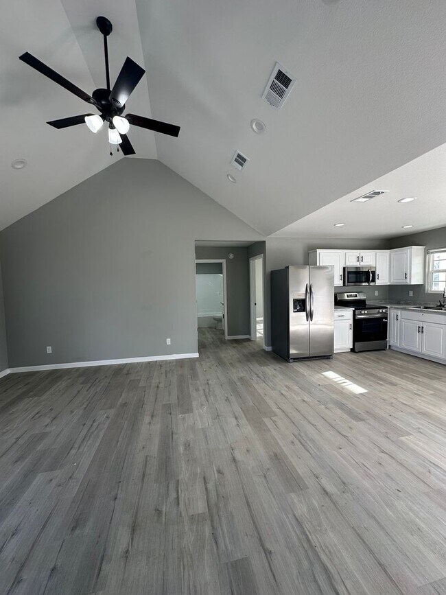 Building Photo - 3 Bed 2 Bath Brick Home with Fenced in Backyard