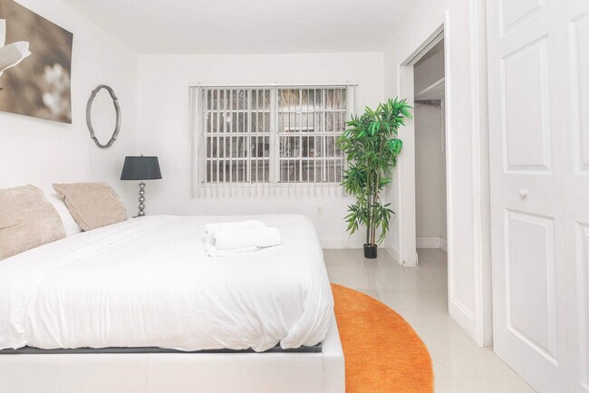 Building Photo - 7727 NW 4th Ct