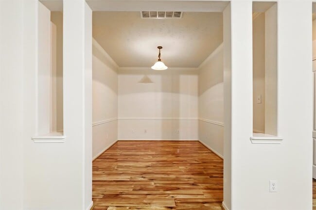 Building Photo - 5930 Hollister Cole