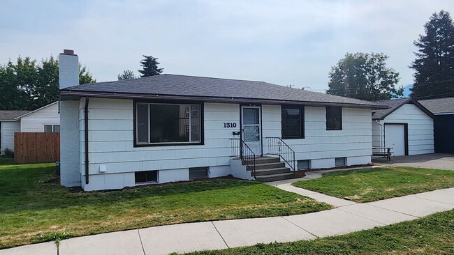 Primary Photo - Beautiful Four Bedroom Two Bathroom House ...