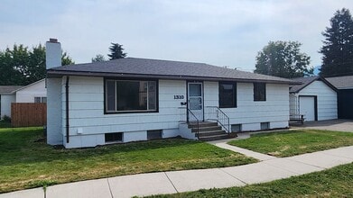 Building Photo - Beautiful Four Bedroom Two Bathroom House ...