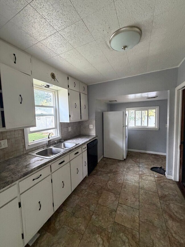 Building Photo - 2 bed 1 bath bungalow