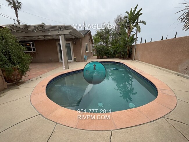 Building Photo - Charming 3-Bedroom Pool Home for Rent in R...