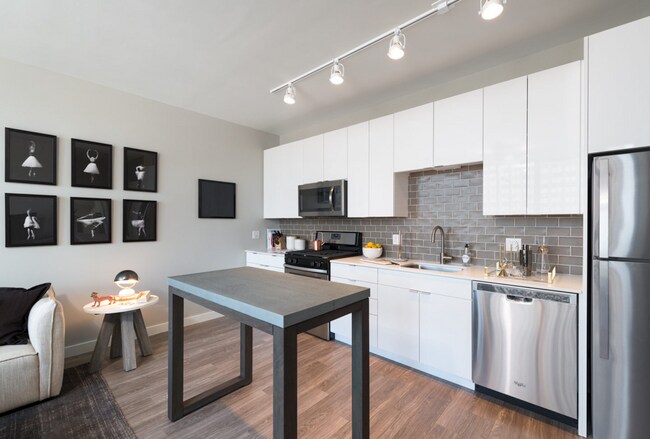 Building Photo - 33 W Delaware Pl