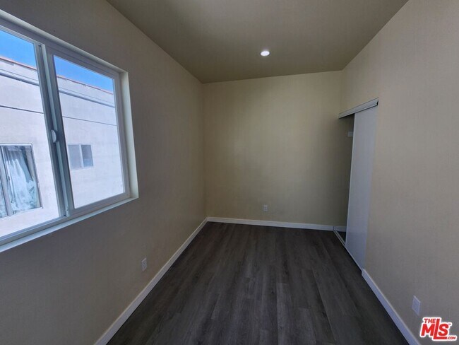 Building Photo - 1535 W 80th St