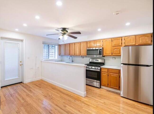 Building Photo - 572 Park Pl