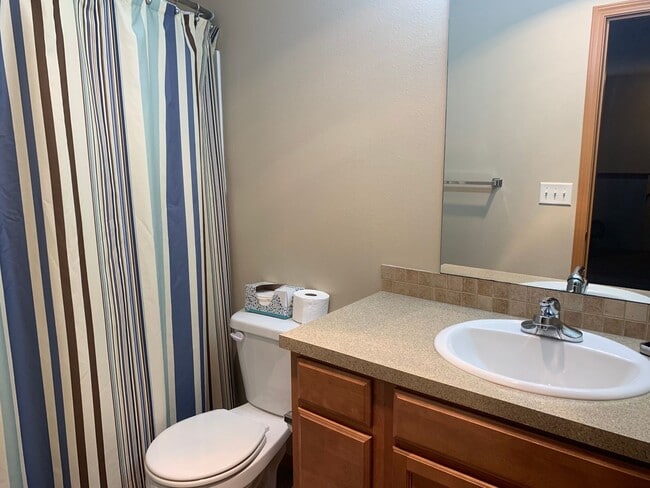 Building Photo - Modern and stylish 3 bedroom home in Lovely Neighborhood