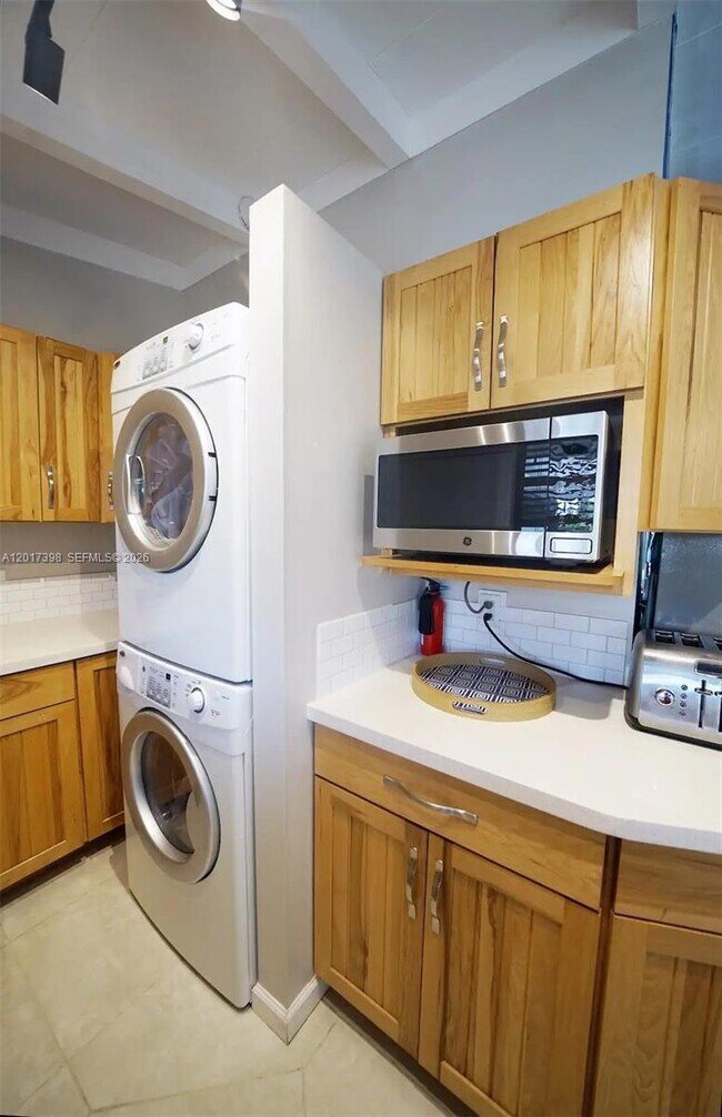 Building Photo - 2518 Gulfstream Ln