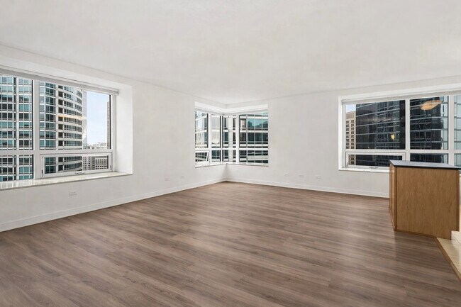 Building Photo - 512 N McClurg Ct