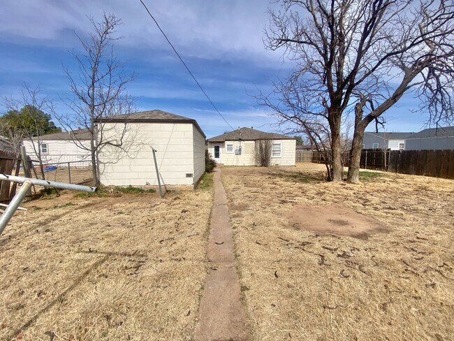 Building Photo - 2 bed 1 bath now available in Heart of Lubbock